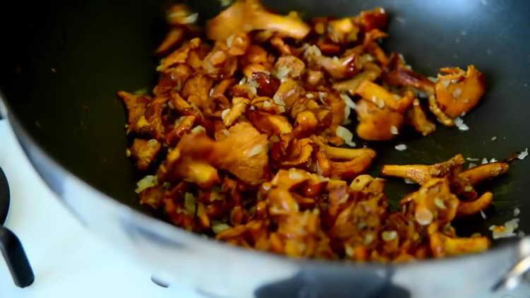fry the chanterelles with spices