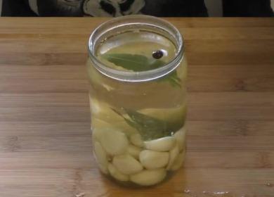 How to deliciously pickle garlic🥫