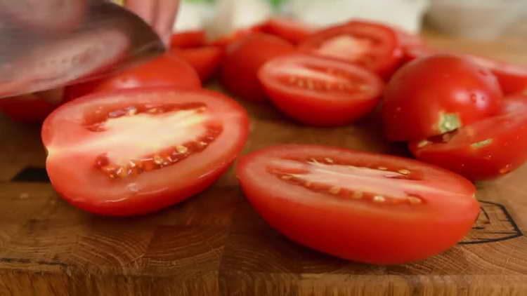 cortar los tomates por la mitad