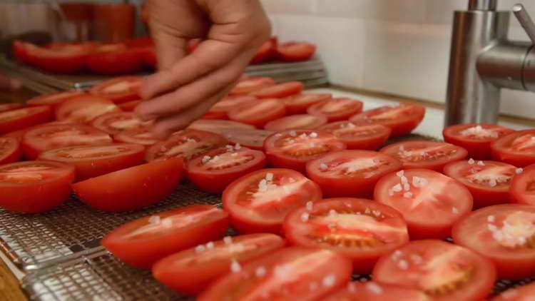 sprinkle with salt tomatoes