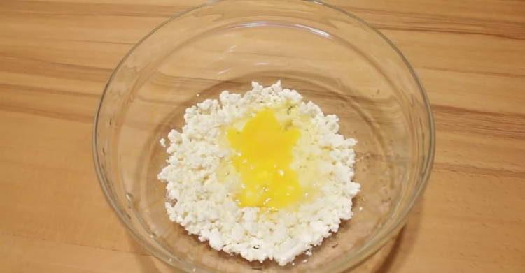mezclar azúcar y huevos