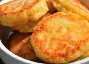 how to cook juicy cottage cheese pancakes in a pan