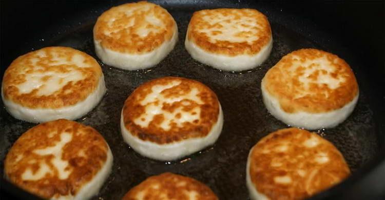 mettre les gâteaux au fromage dans une casserole