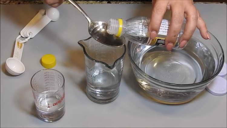 pour vinegar essence into the water