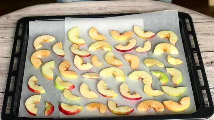 mettre les pommes sur une plaque à pâtisserie