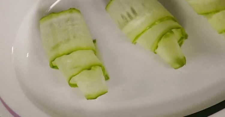 cortar rodajas de pepino en rodajas finas