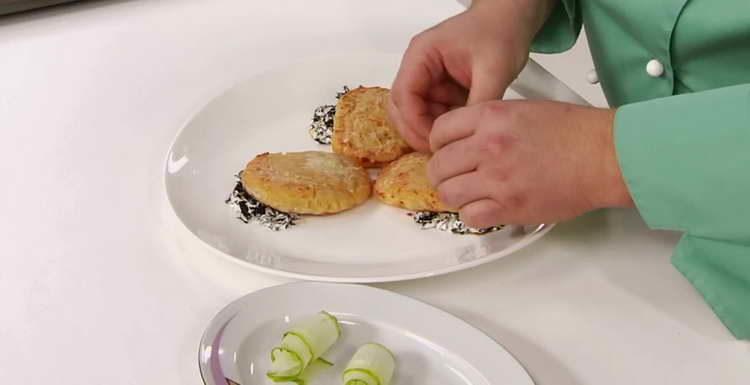 poner las empanadas en el plato