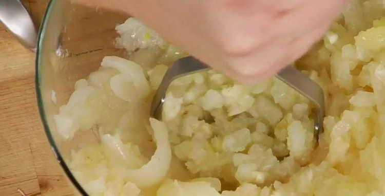 écraser les oignons dans la purée de pommes de terre