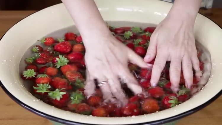 wash strawberries thoroughly