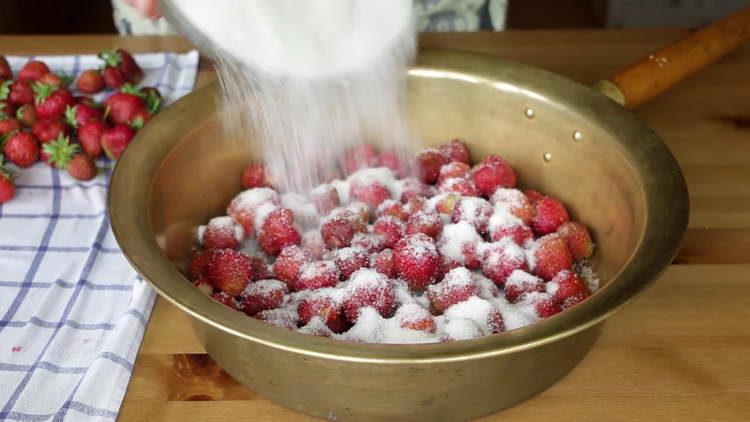 rellenamos las fresas con azúcar