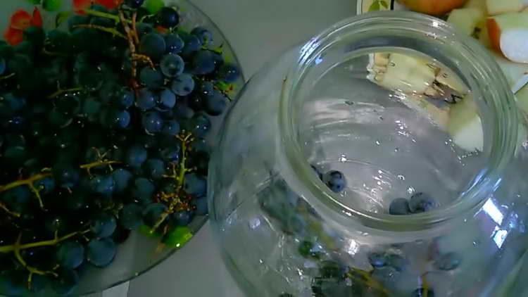 put the grapes in jars