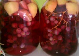 prepare a delicious compote of apples and grapes