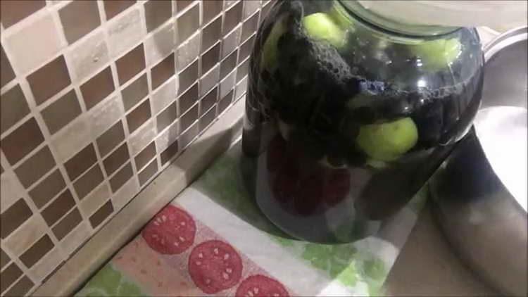 verser les pommes avec de l'eau bouillante