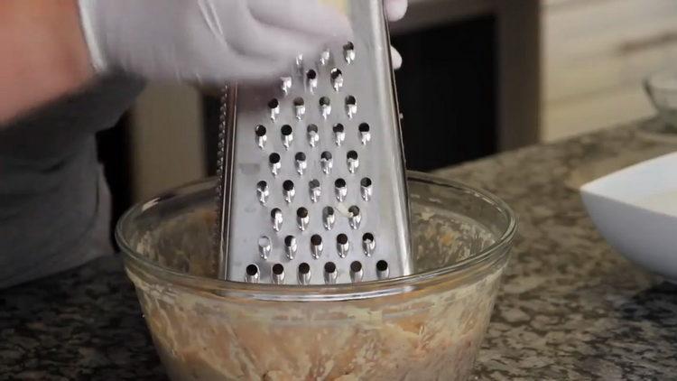 grate the ingredients