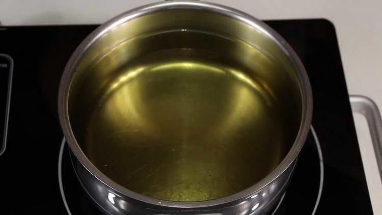 verser de l'huile dans la casserole