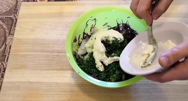 magdagdag ng mayonesa sa salad