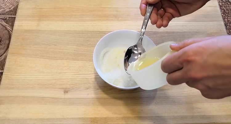 pour onion with vinegar