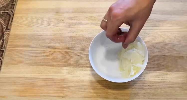 pour marinade from onion