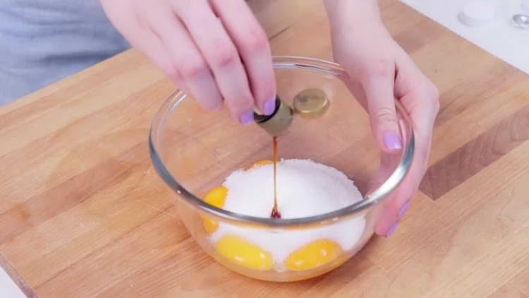 pomiješajte jaja i šećer