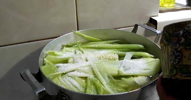 mettre le maïs dans une casserole