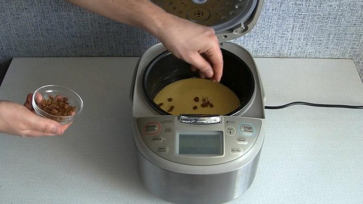 Mannik en una olla de cocción lenta según una receta paso a paso con una foto