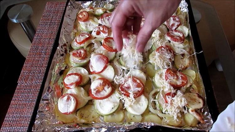 saupoudrer les ingrédients avec du fromage