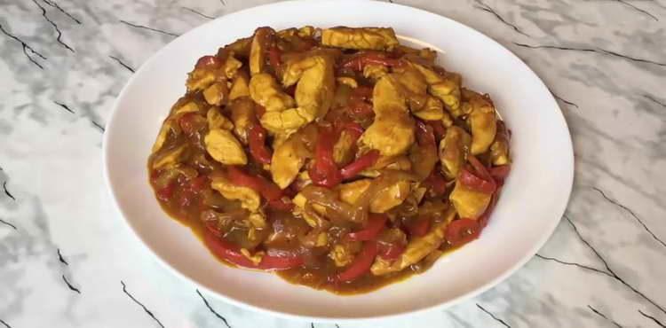 poulet avec des légumes dans une casserole