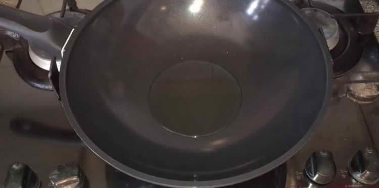 verser de l'huile dans la casserole