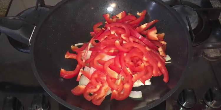 freír pimienta con cebolla