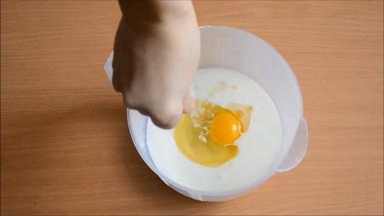 pomiješajte mlijeko i jaja