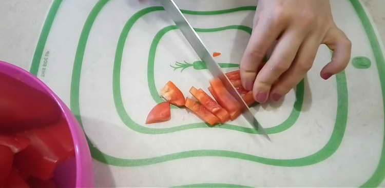 couper le poivron en lanières