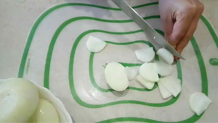 cut the onion into half rings