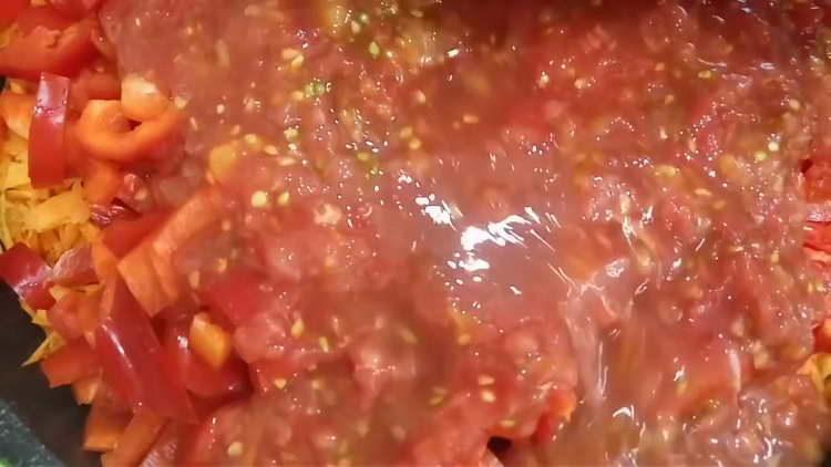 dodajte rajčicu povrću