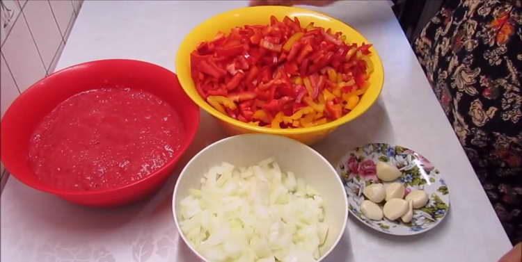 nous passons des légumes dans un hachoir à viande