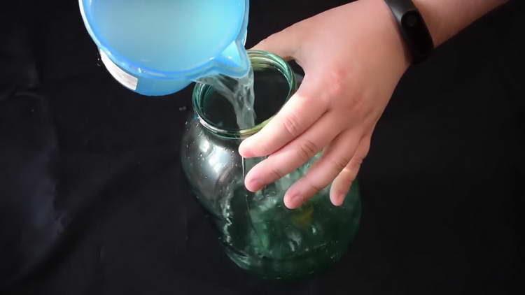 pour the liquid into the jar