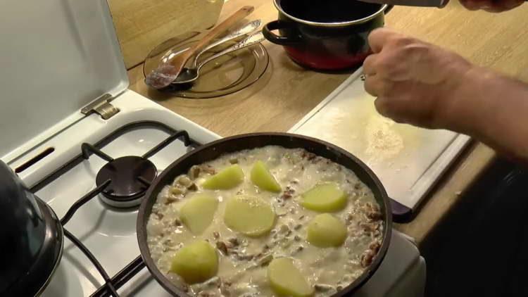 put the potatoes to the mushrooms