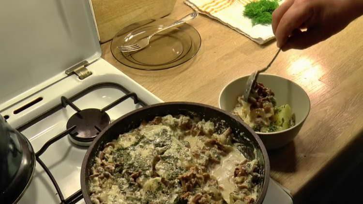 fried chanterelles with sour cream and onions