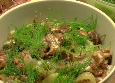 Chanterelles parfumées et délicieuses  frites avec de la crème sure et des oignons