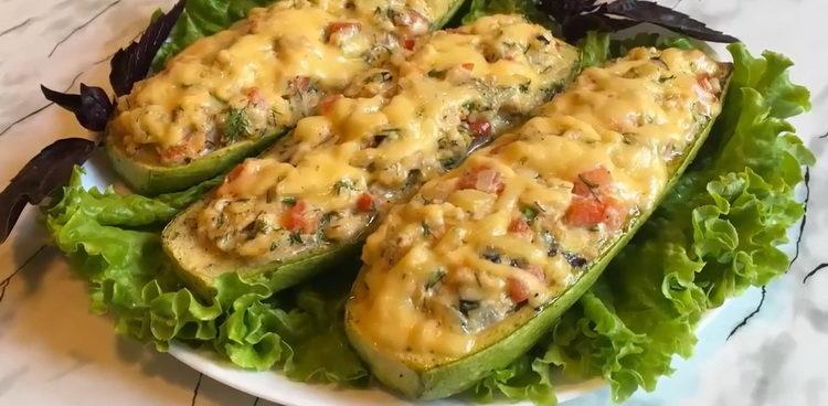 Ovens of zucchini with minced chicken in the oven