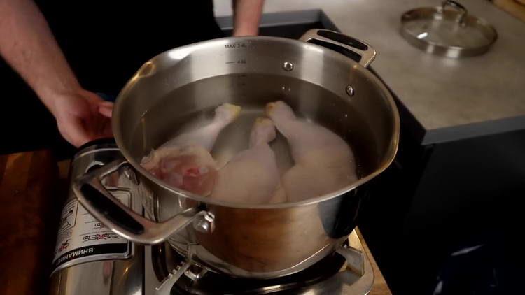 mettre le poulet dans la poêle