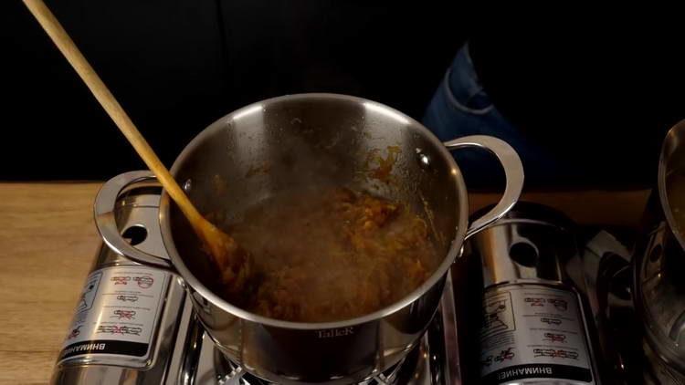 verser l'oignon avec le bouillon