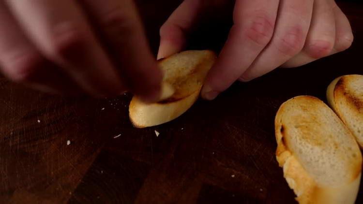 frotter la baguette à l'ail