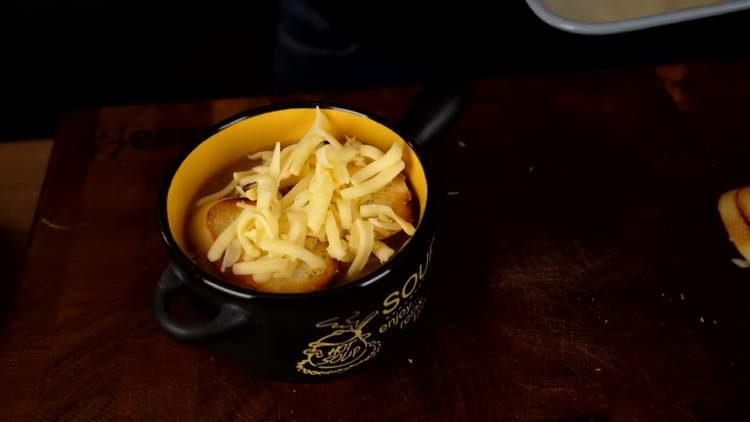 espolvorea sopa con queso
