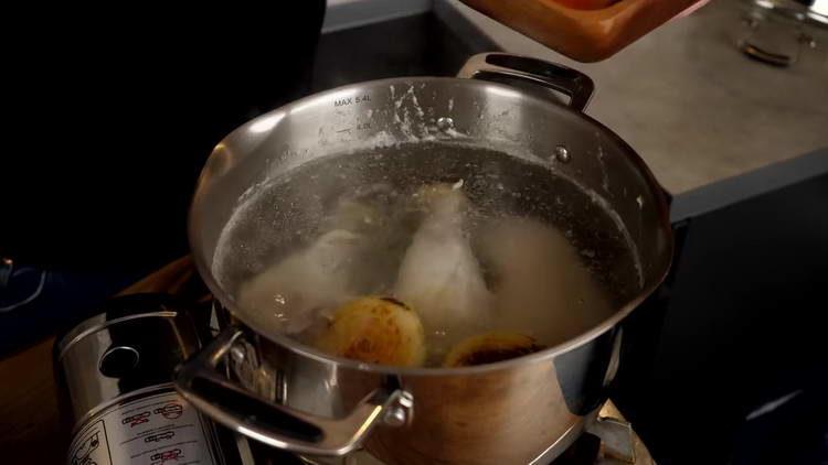 poner cebollas con zanahorias en una sartén