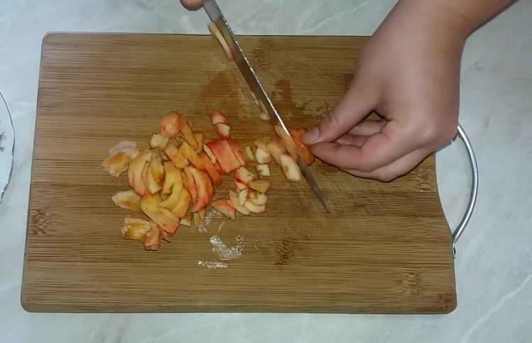 hacher finement les pommes