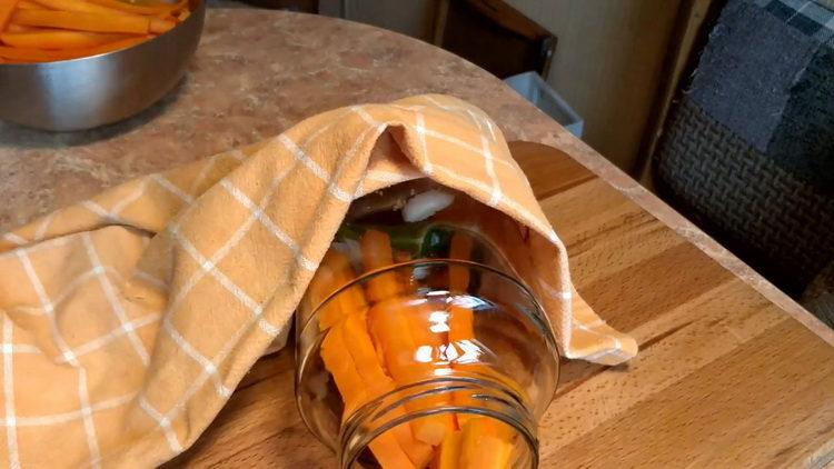 poner zanahorias en un frasco