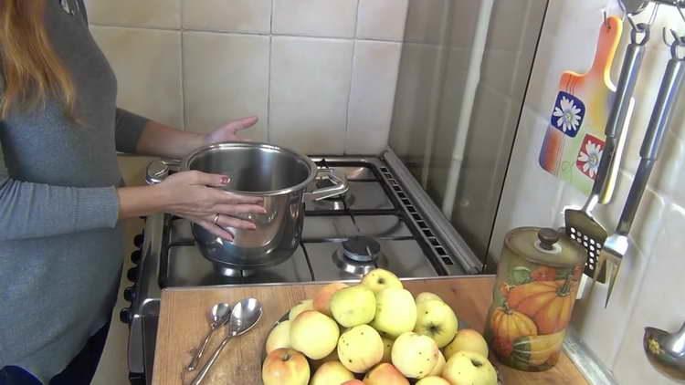 verser de l'eau dans la casserole