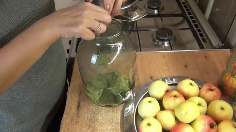 poner hojas de cereza en el fondo del frasco