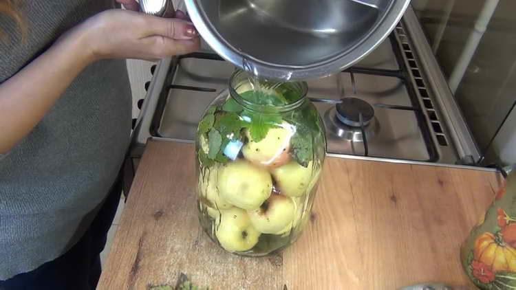 pour apples with syrup