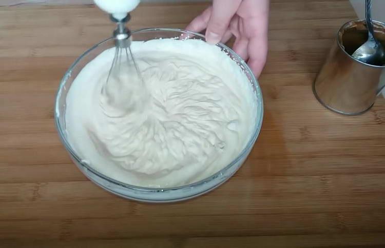 mélanger la crème sure au lait concentré